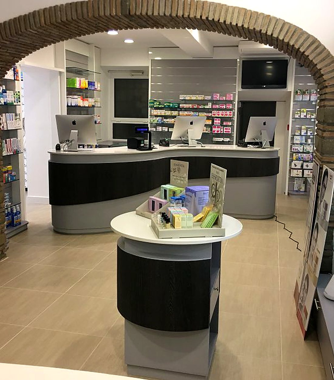 Il banco della Farmacia Maddalena sotto l’arco in mattoni, in Piazza Mazzini a Canale Monterano